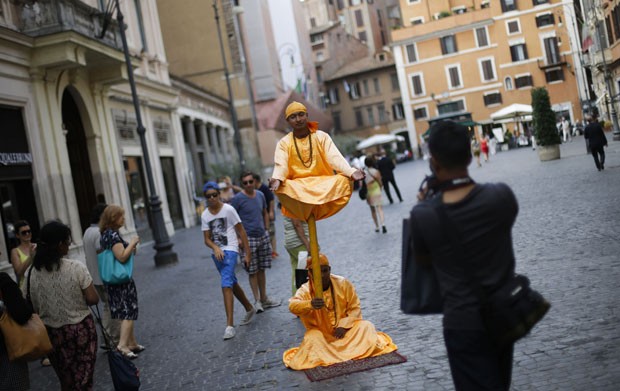 Truque impressionava no centro de Roma (Foto: Max Rossi/Reuters)