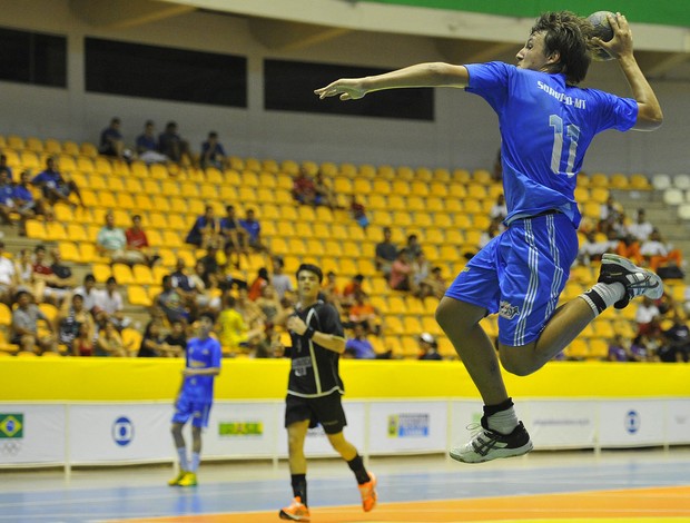 Douglas dos Santos se protege da marcação na final do handebol masculino nas Olimpíadas Escolares Colégio Vinicius de Moares (Foto: Fernando Soutello/AGIF/COB)