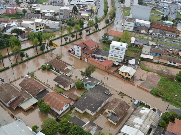 Imagem feita do helicóptero da Polícia Militar mostra cidade de Lages alagada (Foto: Polícia Militar/Divulgação)