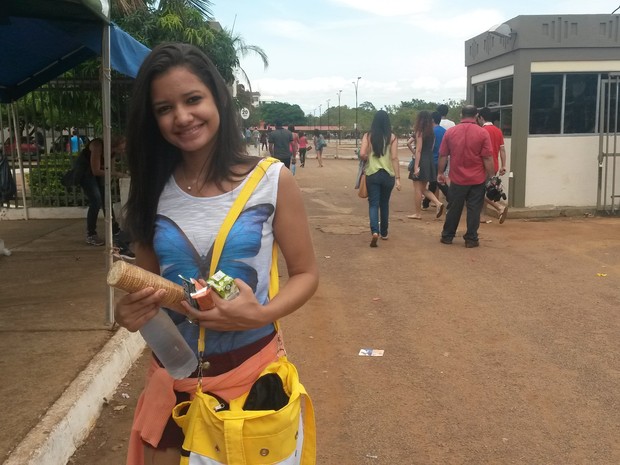 Júlia Coelho levou bolacha, chocolate e suco para aguentar as 4h30 de prova do Enem (Foto: Jesana de Jesus/G1)