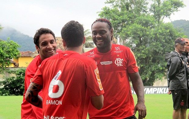 Vagner Love e Ibson no treino do Flamengo (Foto: Janir Júnior / Globoesporte.com)