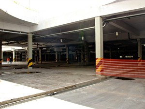Parte do estacionamento subterrâneo está interditada e ainda recebe trabalhos (Foto: Adneison Severiano/G1 AM)