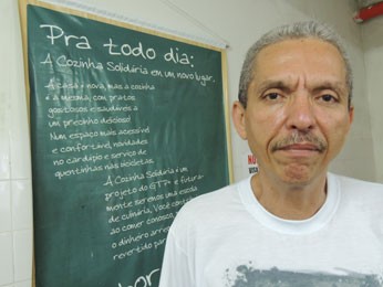 Wladimir Cardoso toca projeto da Cozinha Solidária no GTP+ (Foto: Luna Markman/G1)