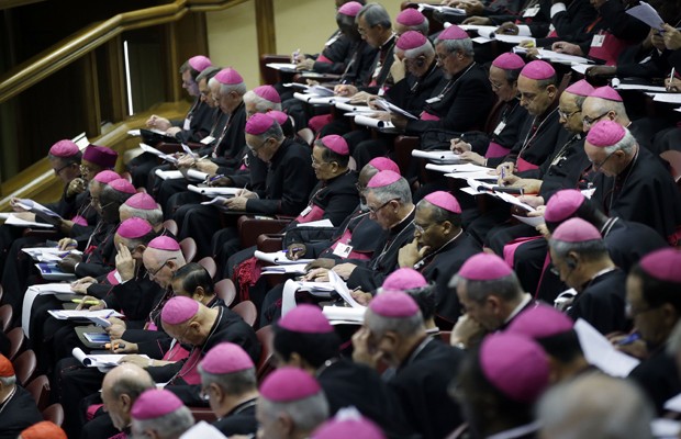 Bispos em reunião matinal do sínodo da família, no Vaticano, nesta segunda-feira (13) (Foto: Gregorio Borgia/AP)