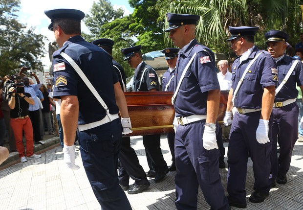 Caixão de Paulo Goulart chega para enterro (Foto: Iwi Onodera / EGO)