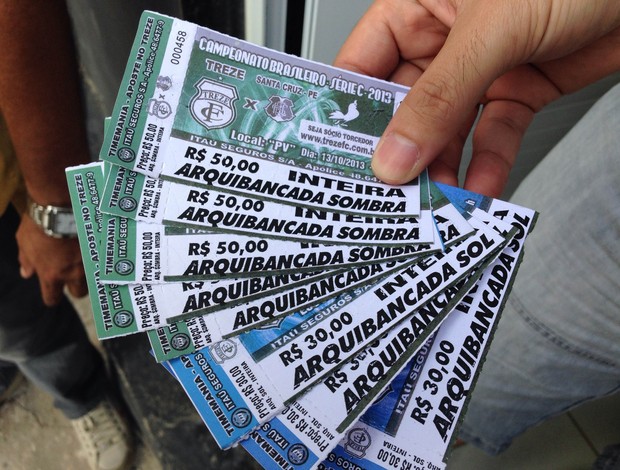 Ingressos falsos vendidos no Estádio Presidente Vargas, para Treze x Santa Cruz, pela Série C do Campeonato Brasileiro (Foto: Silas Batista / Globoesporte.com/pb) Ingressos falsos vendidos no Estádio Presidente Vargas, para Treze x Santa Cruz, pela Série C do Campeonato Brasileiro (Foto: Silas Batista / Globoesporte.com/pb)