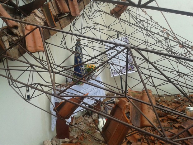 Imagem de Nossa Senhora Aparecida não foi atingida pelos destroços (Foto: Divulgação/ Corpo de Bombeiros )