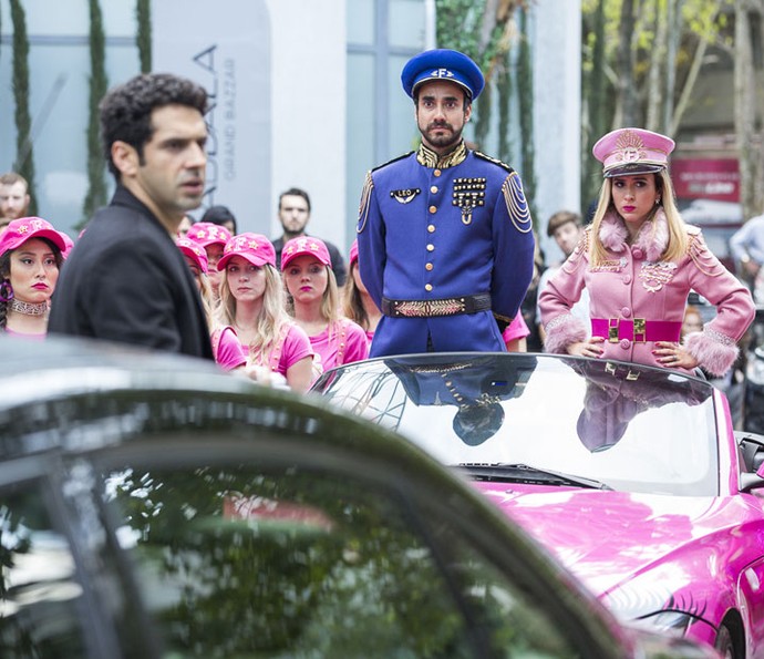 Fedora chega com exército rosa para tentar impedir a inauguração da cantina (Foto: Ellen Soares/Gshow)