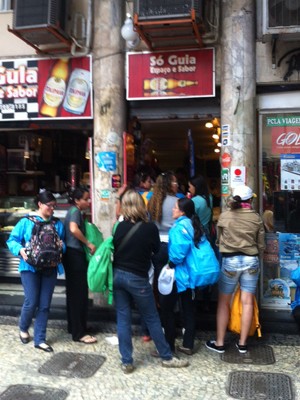 Fila no restaurante em Copacabana (Foto: Marcelo Elizardo/G1)