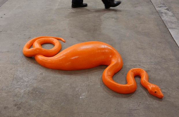 Obra hiper-realista de cobra enorme  atrao de exposio na China (Foto: Bobby Yip/Reuters)