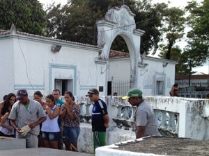 Velório e enterro da criança aconteceu no Cemitério São José na tarde deste sábado (14) (Foto: Walter Paparazzo/G1PB)