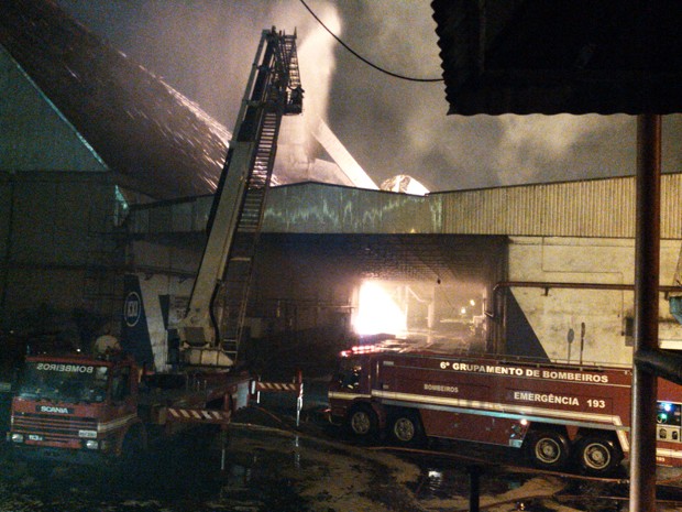 Bombeiros continuam fazendo o rescaldo das chama durante a noite (Foto: Alexandre Valdivia/TV Tribuna) Bombeiros continuam fazendo o rescaldo das chama durante a noite (Foto: Alexandre Valdivia/TV Tribuna)