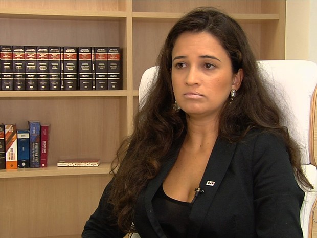 Ameaçada por aluna, professora Bárbara Cruvinel dá nota 10 para toda turma e é demitida em Goiás  (Foto: Reprodução/TV Anhanguera)