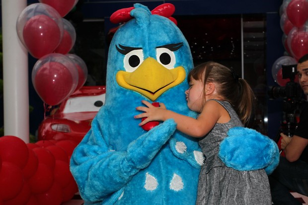 EGO - Rafa Justus posa com a Galinha Pintadinha em festa infantil ...