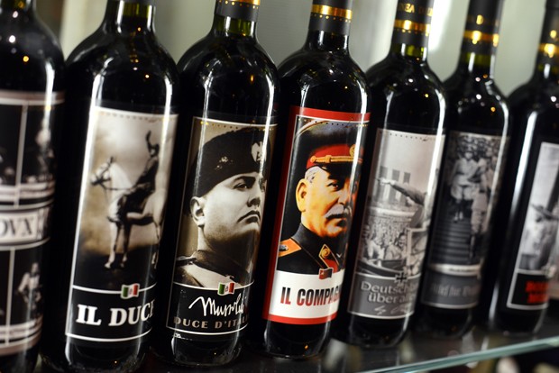 Garrafas possuem fotos de ditadores como Adolf Hitler, Benito Mussolini e Josef Stalin (Foto: Gabriel Bouys/AFP) Garrafas possuem fotos de ditadores como Adolf Hitler, Benito Mussolini e Josef Stalin (Foto: Gabriel Bouys/AFP)
