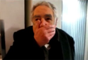 O presidente do Uruguai não poupou xingamentos aos dirigentes da Fifa pela punição ao atacante Suárez (Foto: Reprodução / YouTube)