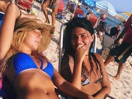 Carol Portaluppi exibe o bronzeado em dia ao curtir praia com amiga (reprodução)