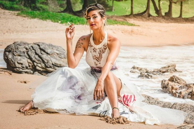 Josi Manhães posa para ensaio para celebrar o divórcio (Foto: Filipe Aragao / Reprodução Instagram)