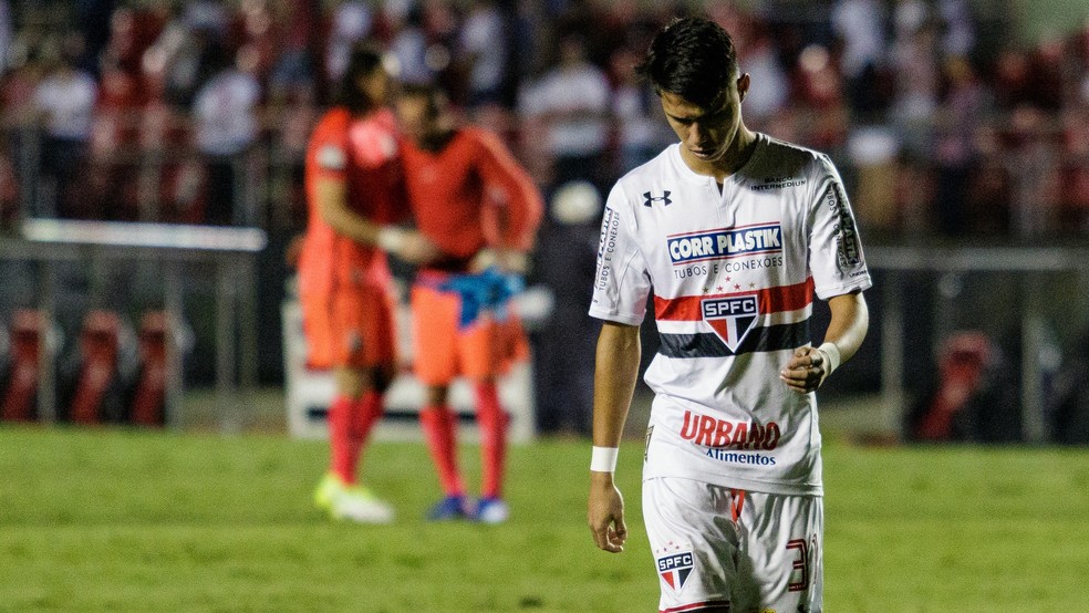 Luiz Araújo foi substituído no intervalo contra o Corinthians (Foto: Marcelo Fim/FramePhoto/EstadãoConteúdo)