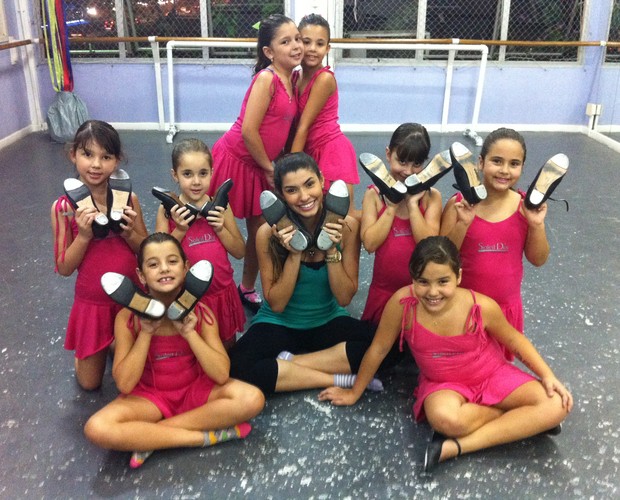 Ana Paula Guedes com suas alunas de dança (Foto: Arquivo Pessoal)