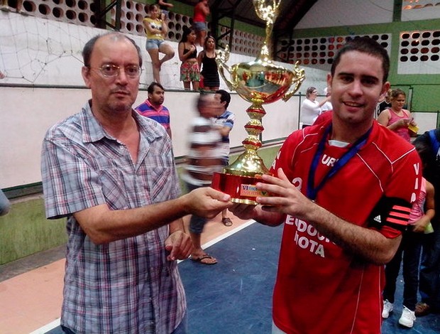 URV recebe troféu da etapa Macaíba da Taça RN de Futsal (Foto: Divulgação/FNFS)
