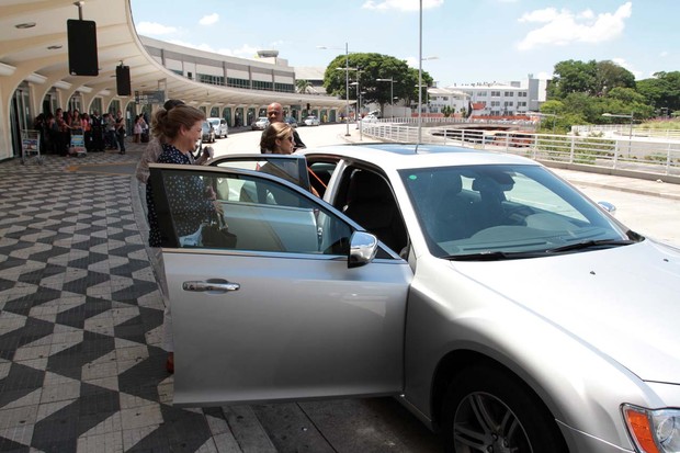 Grazi Massafera desembarca no aeroporto de Congonhas, SP (Foto: Orlando Oliveira/AgNews)