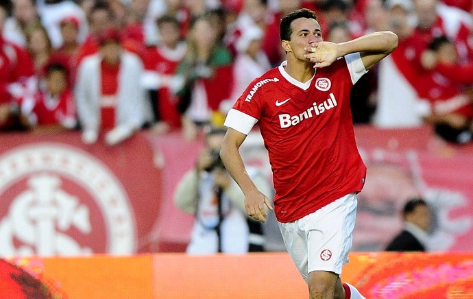 leandro damião internacional gol caxias (Foto: Ricardo Duarte / Agência RBS)