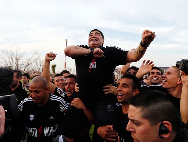 Maradona Deportivo Riestra x San Miguel (Foto: Reuters)