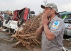 Pessoas voltam a área devastada por tornado (Karen E. Segrave/AP)