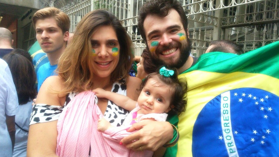 Nadia e Rafael, com a filha de 6 meses, Maria Flor. Moradores da Paulista, são a favor do impeachment e um futuro melhor para a menina