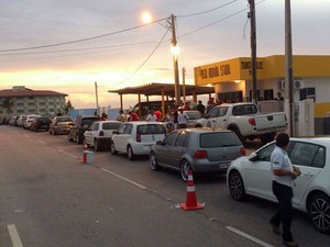 Blitz da lei Seca foi montada na Via Costeira, em Natal, neste domingo (Foto: Rafael Barbosa/G1)