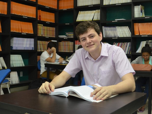 Ianh Coutinho, de 17 anos, estudou oito horas por dia durante quatro meses para ser aprovado em 2º lugar no concurso do Tribunal Regional Eleitoral de Roraima (TRE-RR) (Foto: Emily Costa/ G1 RR)
