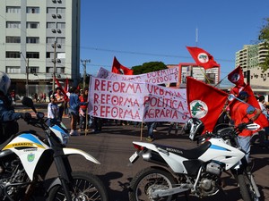 Policiais acompanham a manifestação (Foto: Tatiane Queiroz/G1 MS)