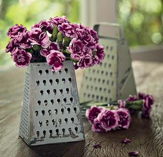 O ralador, decorado com flores, também é uma boa opção para dar charme ao ambiente