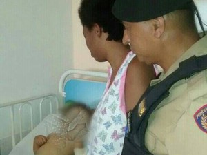 Policiais visitaram criança que ajudaram a socorrer em Divinópolis (Foto: PM/Divulgação)