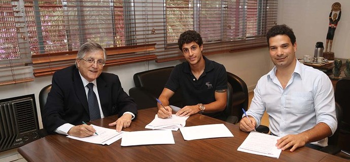 Hudson assina contrato com o São Paulo (Foto: site oficial / saopaulofc.net)