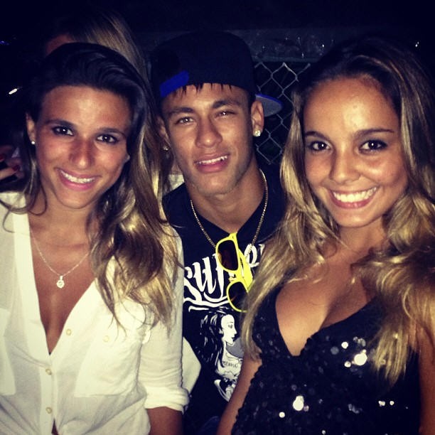 Neymar posa ao lado de Jade Barbosa e Gabriela Soares (Foto: Reprodução / Instagram)