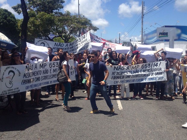 Estudantes levaram cartazes e ocuparam avenida no Centro de João Pessoa, em frente ao PMDB (Foto: Walter Paparazzo/G1)