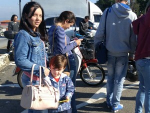 Moradora de Votorantim levou filho de 4 anos para encarar fila em evento com vagas de emprego (Foto: Jomar Bellini/G1)