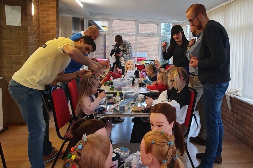 Os pais se reúnem uma vez por mês para aprender a fazer penteados nas filhas (Foto: Reprodução/Facebook)