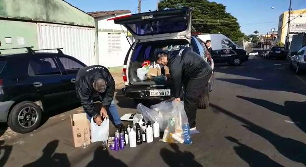 Polícia Civil cumpre mandados de busca e apreensão na região de Franca-SP em operação contra pirataria (Foto: Reprodução/EPTV)
