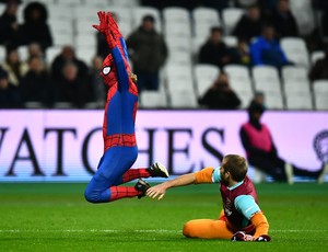 Torcedor fantasiado de Homem-Aranha simula pênalti sofrido em West Ham x Manchester City