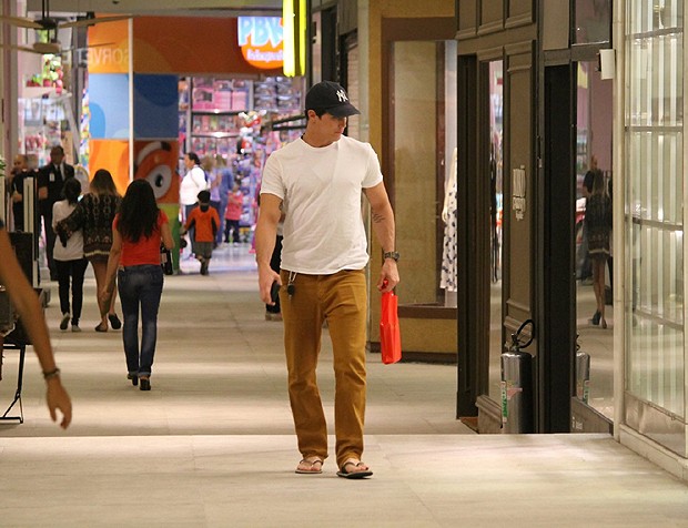 Rômulo Neto no shopping Fashion Mall (Foto: Ag News)