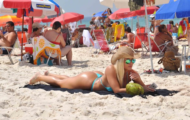 Aryane Steinkopf na Praia da Barra, RJ (Foto: RJNews/Divulgação)