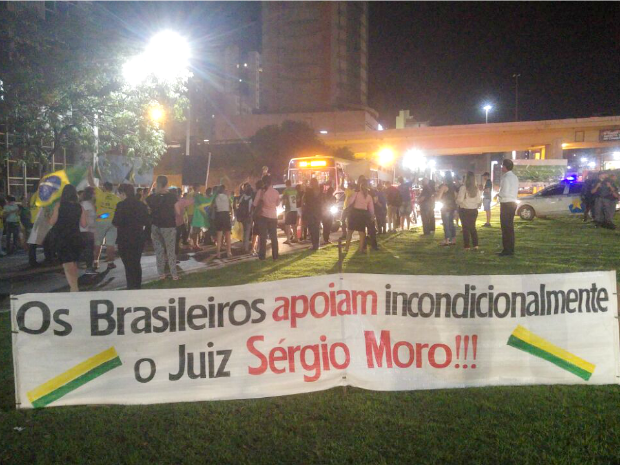 Manifestantes chegaram a bloquear pista da avenida em frente à sede da PF em Cuiabá. (Foto: Lislaine dos Anjos/G1)