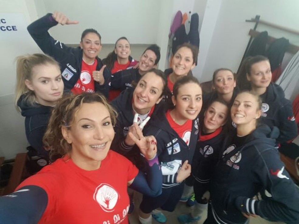 Tifanny Abreu posa entre as amigas de clube (Foto: Divulgação)