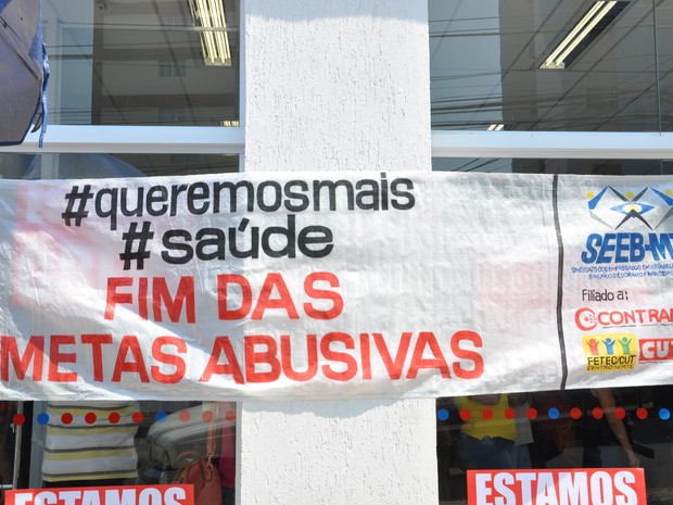Faixa foi colocada em frente a uma agência bancária de Cuiabá (Foto: Nathalia Lorentz/ G1)