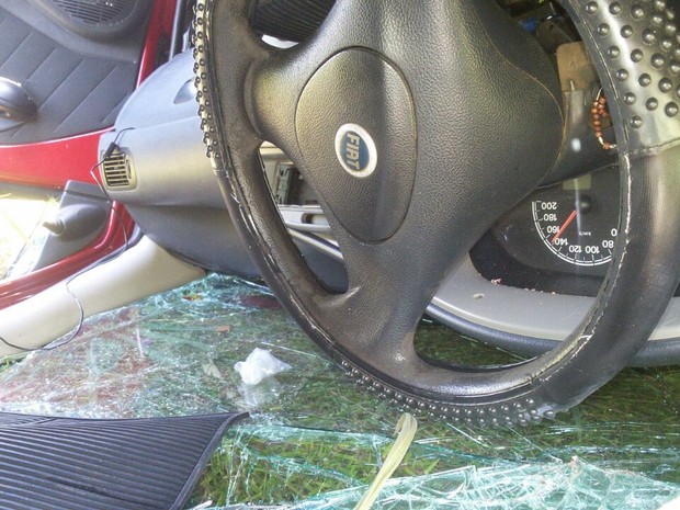 Interior do carro ficou destruído (Foto: Mazim Aguiar/TV Anhanguera)
