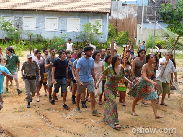 Celina e Inês lideram o povo de Tapiré contra Edu Dente de Ouro (Foto: Além do Horizonte/TV Globo)