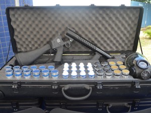 kits são compostos por armas de contenção (Foto: Emily Costa/G1)
